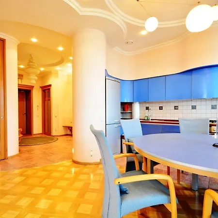 Victory Square Apartment *